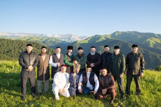 На снимке - президент Чечни Рамзан Кадыров (в центре, стоит) и его товарищи в горах Чечни.