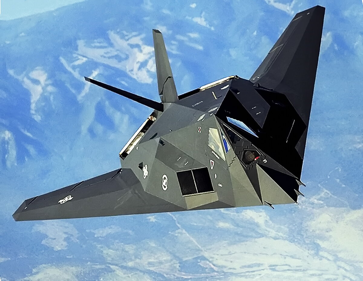 Lockheed F-117 Nighthawk - Американский одноместный дозвуковой тактический малозаметный ударный бомбардировщик. Самолет предназначен для скрытного проникновения на территорию потенциального противника через систему ПВО для выполнения атак стратегически важных наземных объектов и военной инфраструктуры.