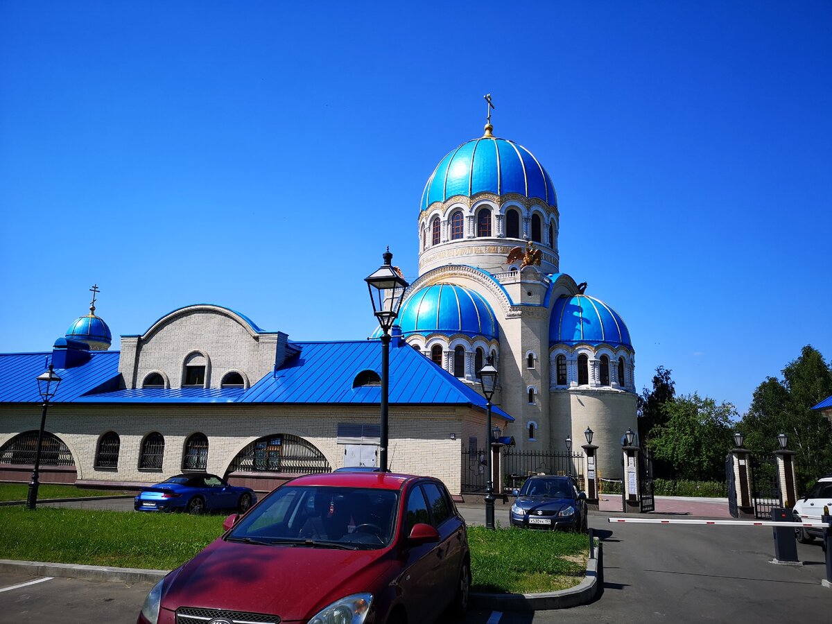 Храм Живоначальной Троицы появился рядом с башнями гораздо позже