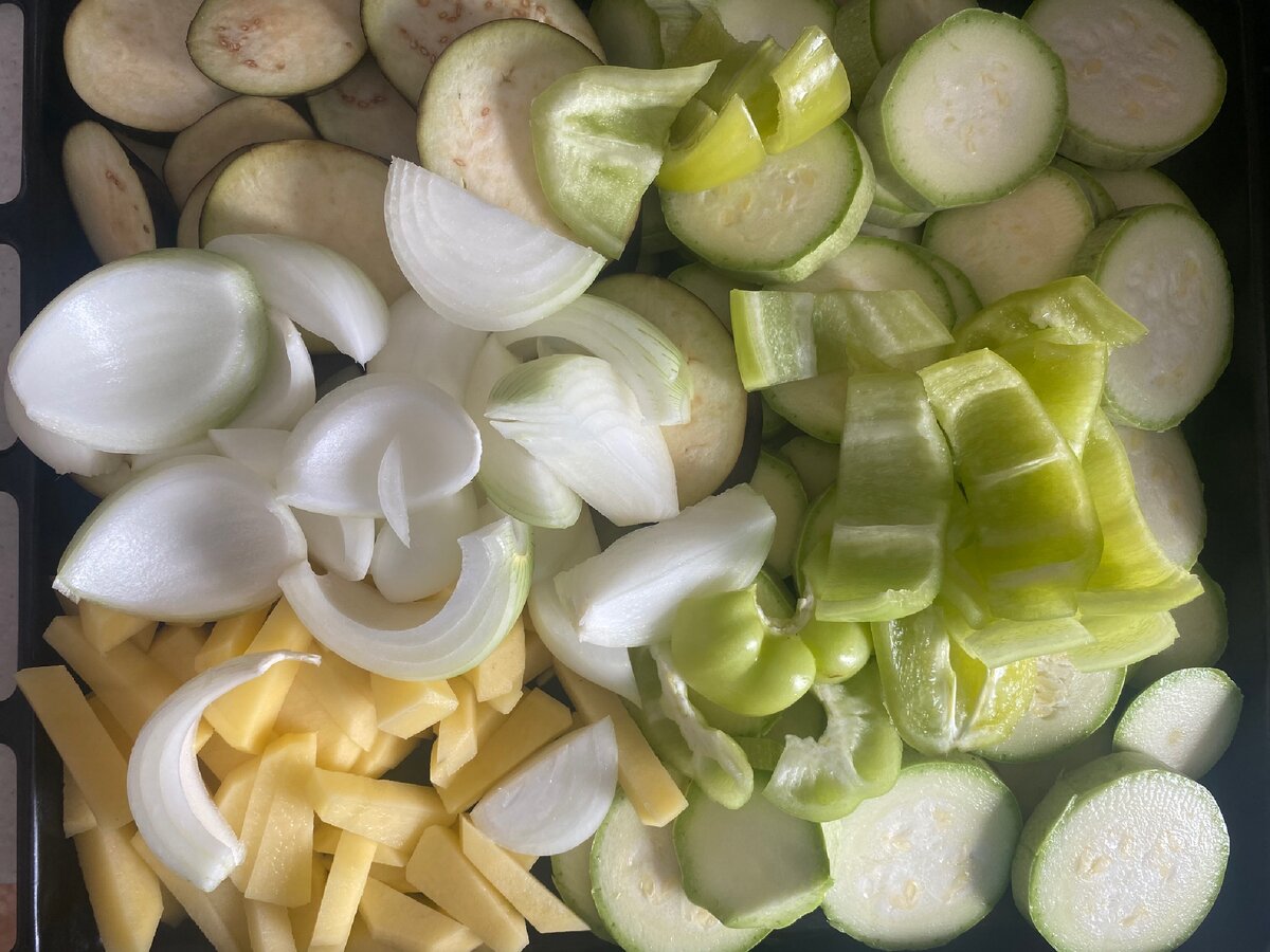 Овощи режем, добавляем небольшое количество растительного масла, перемешиваем