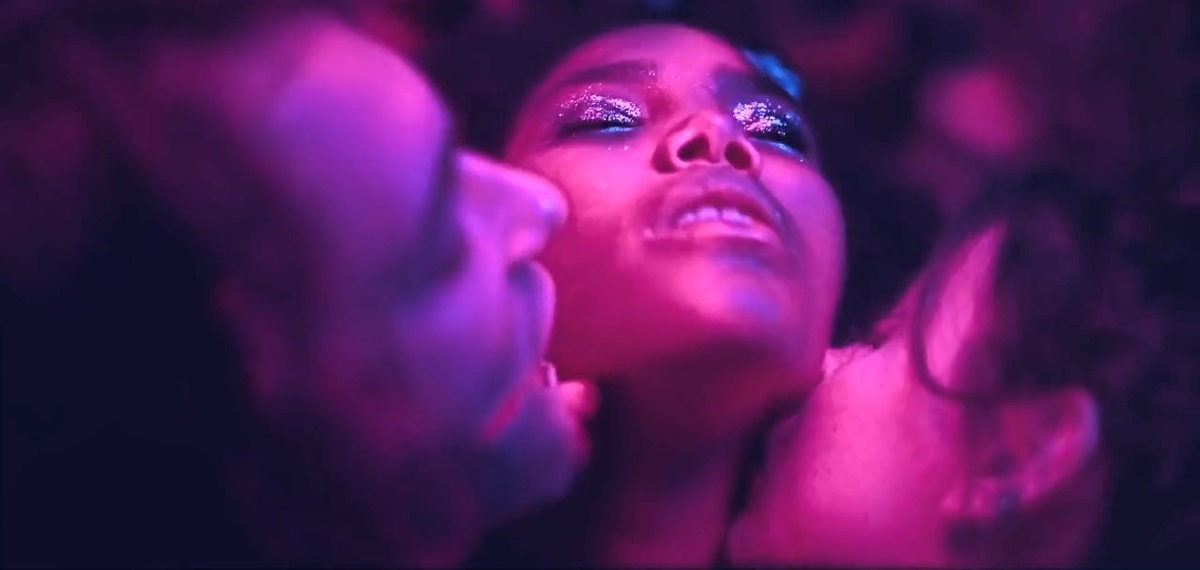 Самый безобидный кадр с вечеринок