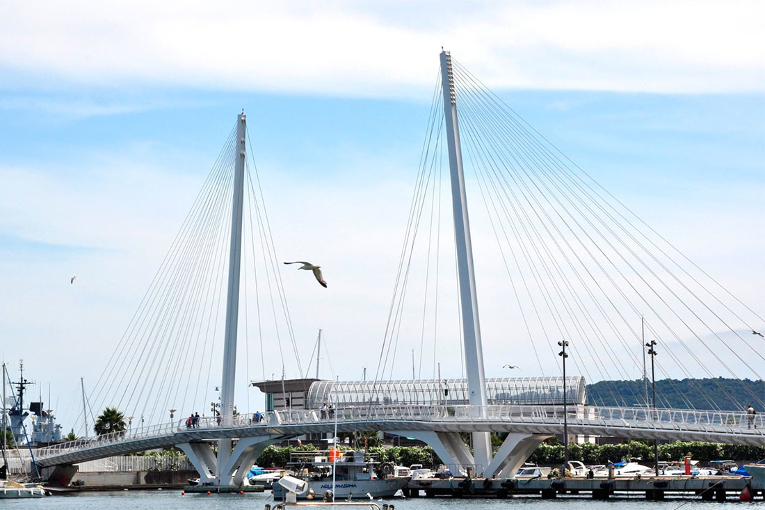 Мост назван в честь итальянского адмирала, герцога дель маре Паоло Эмилио Таон ди Ревель (it. Paolo Emilio Thaon di Revel). 