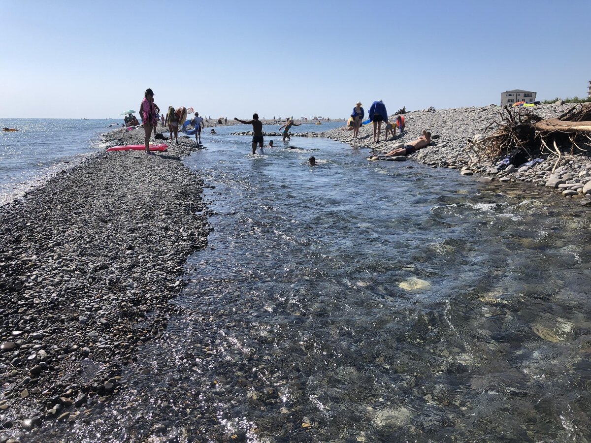 Фото из личного архива. Река - справа, море - слева.