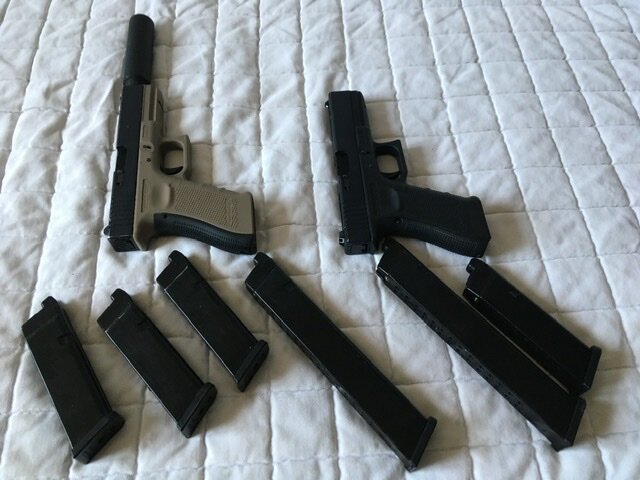 Это страйковая версия 18C. Имеет возможность вести огонь очередями. При использовании увеличенного магазина - в нем 30 патронов. Как стреляет - видео далее.