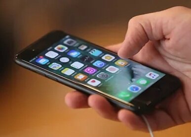 Несмотря на то, что Айфоны ругают любители Android-смартфонов, телефоны компании Apple расходятся как горячие пирожки, и даже старые модели вроде iPhone 7 до сих пор в тренде. Если верить статистике «Яндекс.Маркета», за последние 2 месяца было продано около 10 тысяч моделей iPhone 7 и 7 Plus. Давайте разбираться, стоит ли брать американский флагман в 2020 году? 