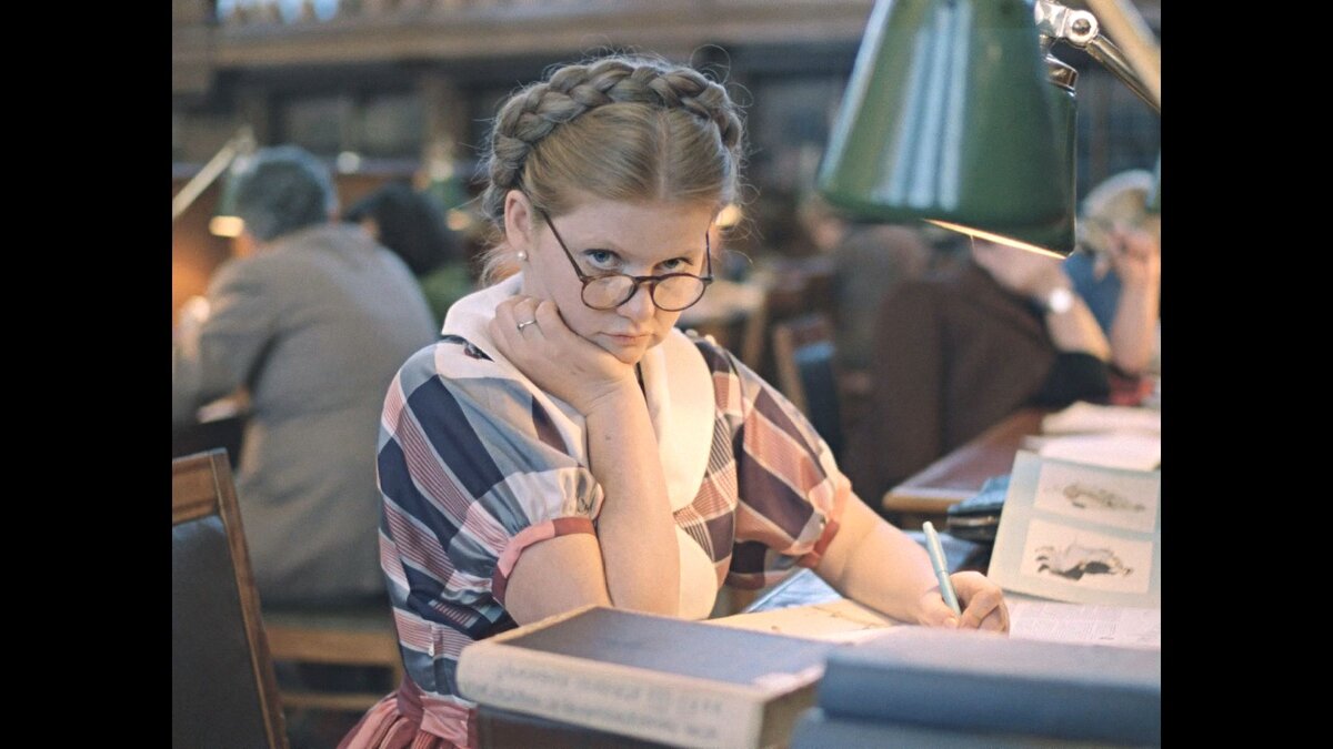 Кадр из киноленты "Москва слезам не верит"