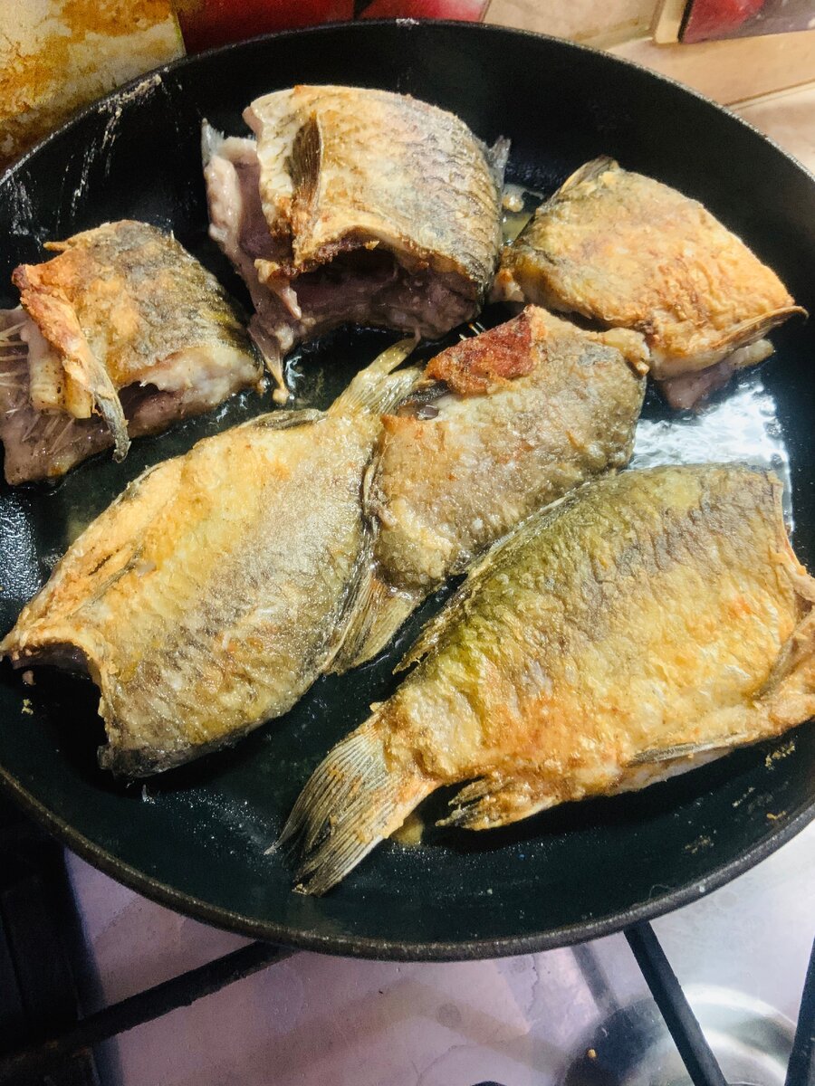 Тут и линь и карасики