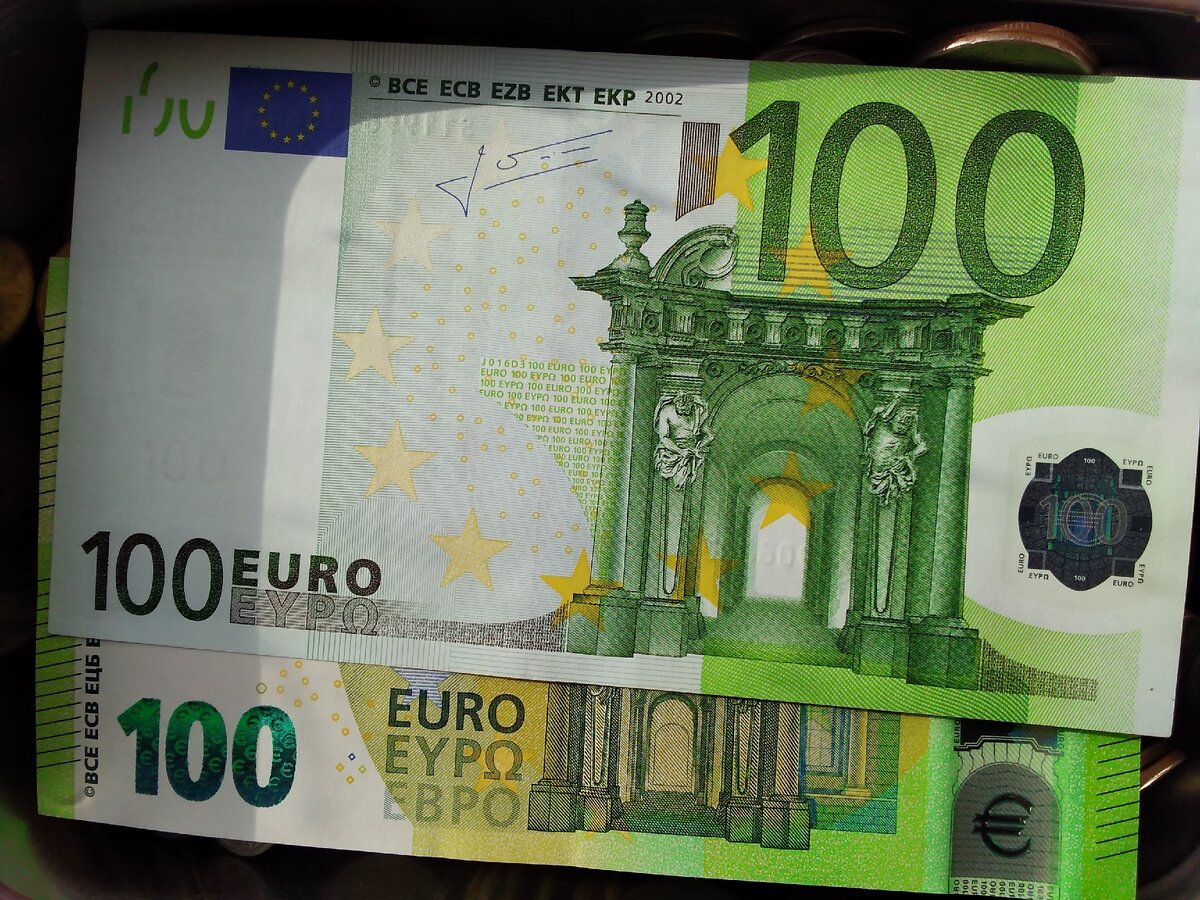 Нет, это естественно не они. Это приобретённые ранее, ещё по 72, на случай "мало ли что". Теперь мы покупаем валюту только в электронном виде, так выгоднее.