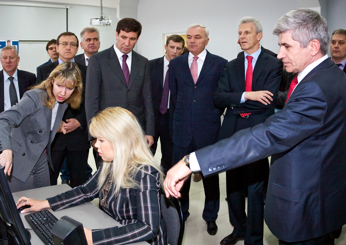 Министр образования и науки РФ Фурсенко А.А., губернатор Челябинской области Юревич М.Ю., председатель совета директоров ПАО "ММК" Рашников В.Ф. , команда SIKE