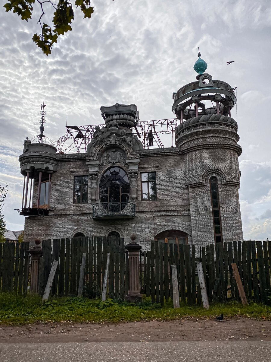 Современный дом с кариатидами - каменный замок в центре Валдая | Твой  альтернативный гид | Дзен