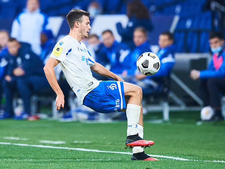 Важный и супертихий трансфер сентября – Даниил Лесовой за 1,8 млн евро из «Арсенала» в «Динамо». 22 августа он дважды забил Шунину в Туле – а теперь играет с ним в одном клубе и надеется, что скоро попадет к Антону и в сборную.

В жестком для «Динамо» матче с тбилисским «Локомотивом» Лесовой заработал пенальти для Николая Комличенко. Естественно, убрав соперника финтом.