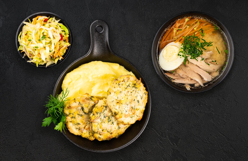 Домашний куриный суп с яйцом. Котлеты из цыпленка с сыром. Пикантный салат с капустой.