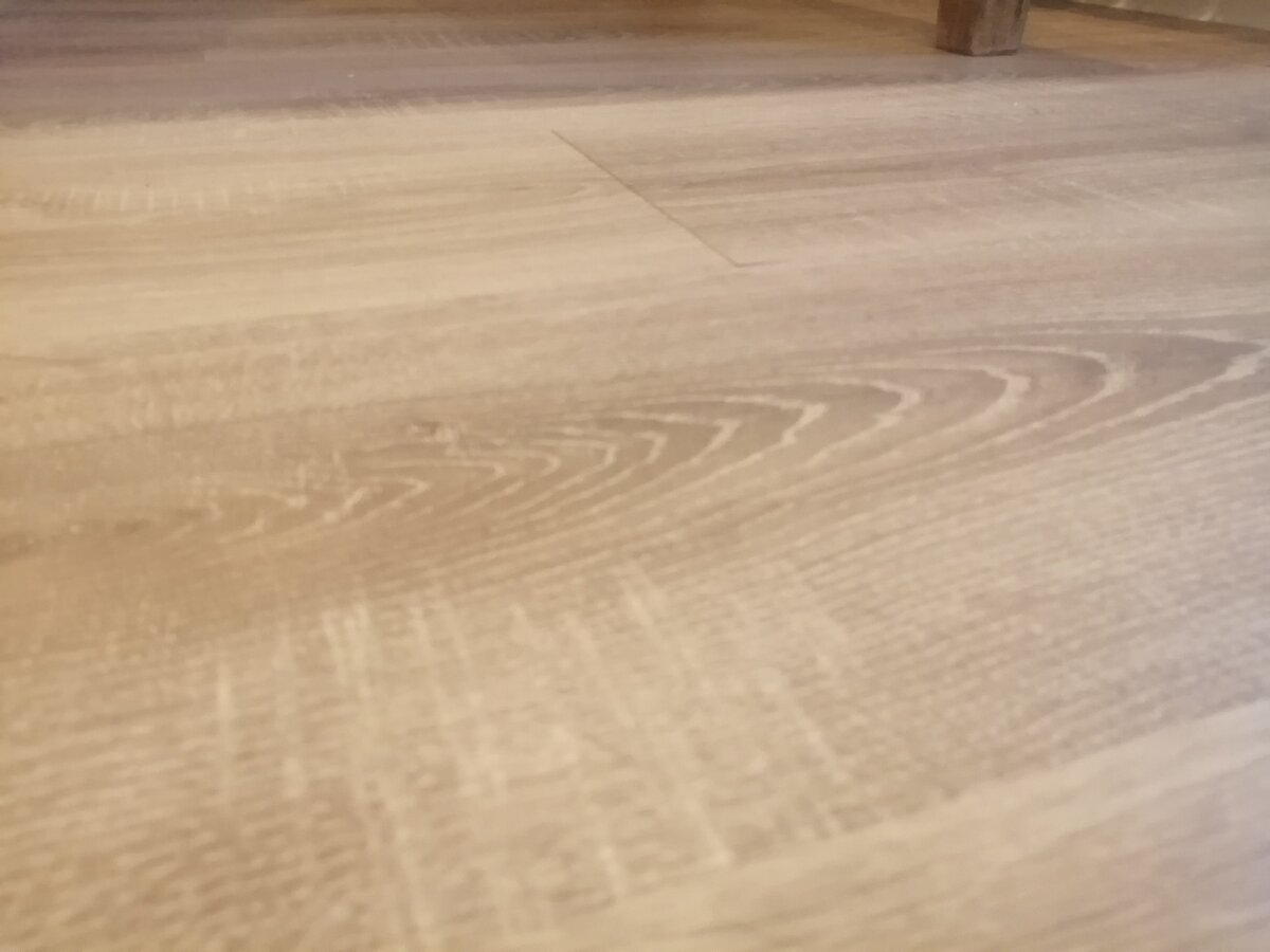 А так паркет начал выглядеть после моей реставрации феном и воском для удаления трещин. Почти ничего и не видно. Согласитесь, советы простые, но результат на лицо , как говорится