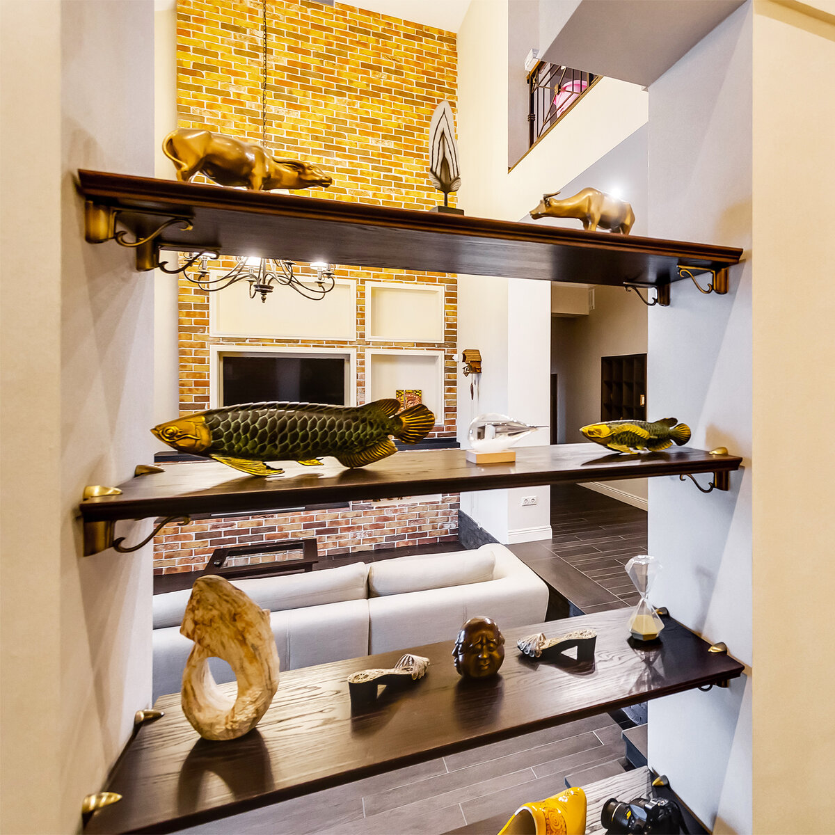 Это уже другой мой проект / вид на кирпичную стену через полки