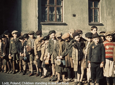 Дети стоят в очереди за едой  Лодс (Польша)