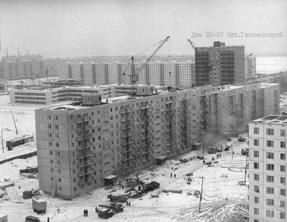 Слева - так выглядело здание школы №16 во второй половине 1970-х годов