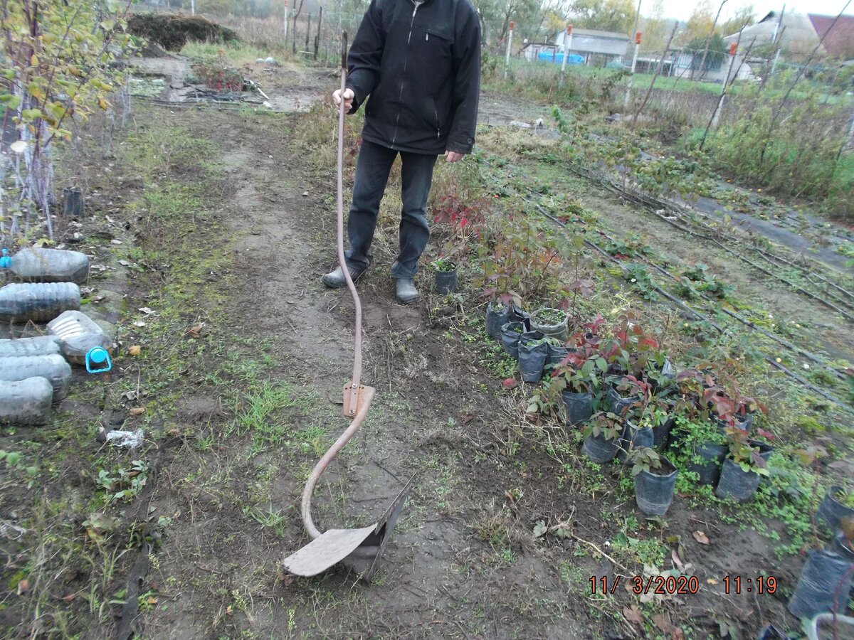 Вот таким ручным плужком я пашу свои грядки