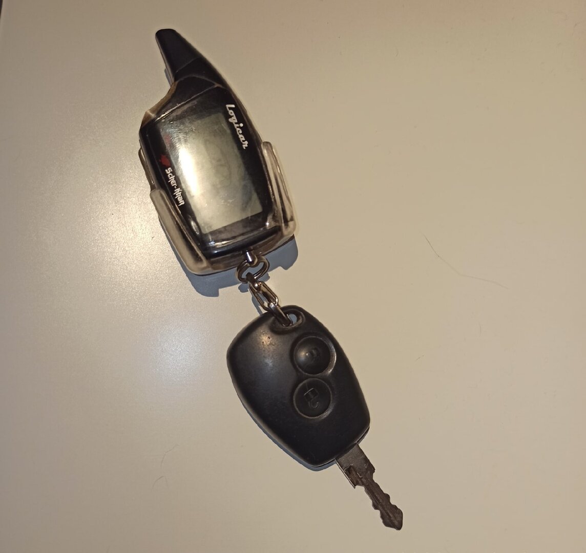 Вот так выглядят ключи моего автомобиля, я даже брелки не вешаю, для меня большая связка это попросту не удобна, да и предыдущий опыт научил!