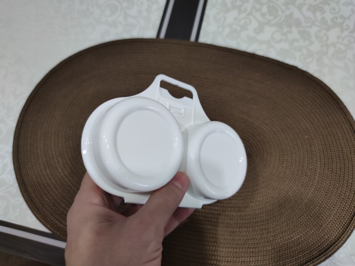 С обратной стороны