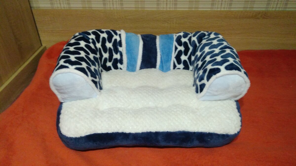 Диванчик размером примерно 70х50 см