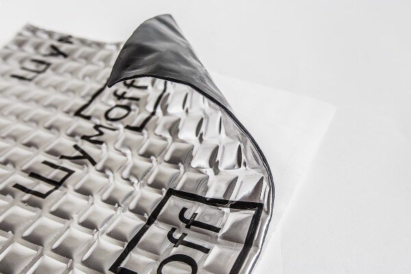 Материал Шумоff серии M2 - самоклеящийся, вибропоглощающий (снижающий уровень шума) материал. Лицевое покрытие материалов - алюминиевая фольга оптимальной степени жесткости и толщины, которая обеспечивает механическую защиту мастичного слоя и повышает его виброакустические свойства. Мастичный слой - высоконаполненная полимерная композиция на каучуковой основе с комплексом компонентов, повышающих виброакустические свойства материала, закрытая антиадгезионной бумагой с логотипом