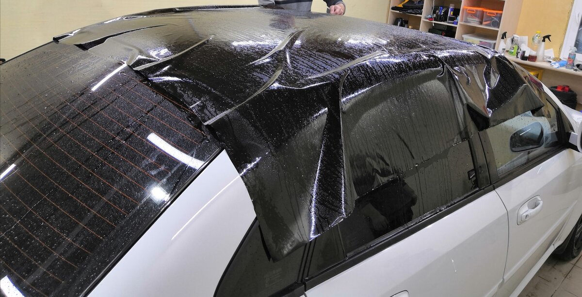 К сожалению диванных экспертов, пленка снялась без краски и даже клея на крыше почти не осталось)) Краска под ней простой в идеальном состоянии. Около лобового стекла нет ни одного скола. У меня даже на миг проскочила мысль оставить авто без пленки. Но посмотрел я на нее со всех сторон и понял, что это не мое авто))