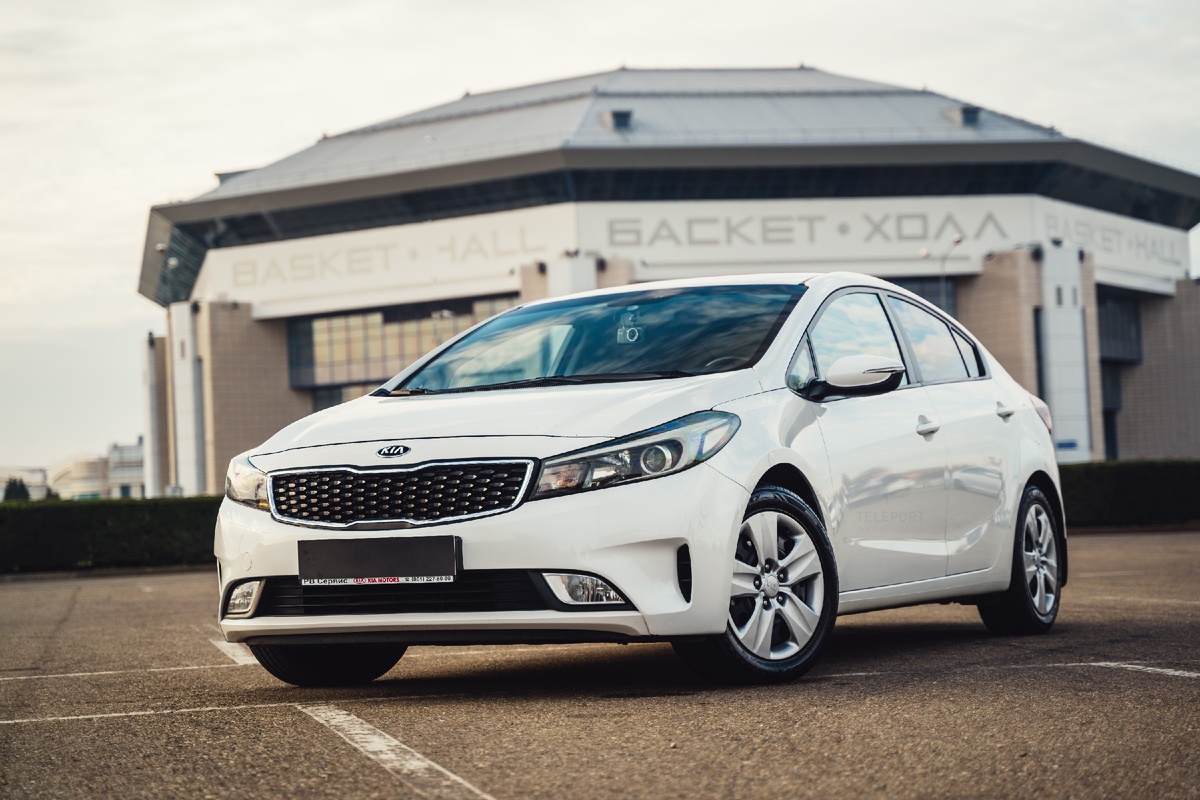 Автомобиль Kia Cerato, комфорт класс.