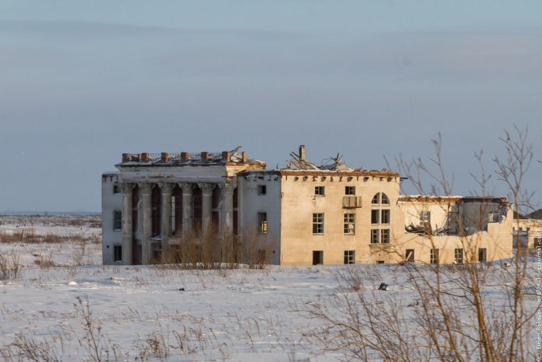 Здания поселка. Поселок промышленный Республика Коми. Поселок промышленный Воркута. Промышленный Коми город призрак. ДК поселка промышленный Воркута