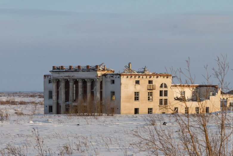 Здания поселка. Поселок промышленный Республика Коми. Поселок промышленный Воркута. Промышленный Коми город призрак. ДК поселка промышленный Воркута.