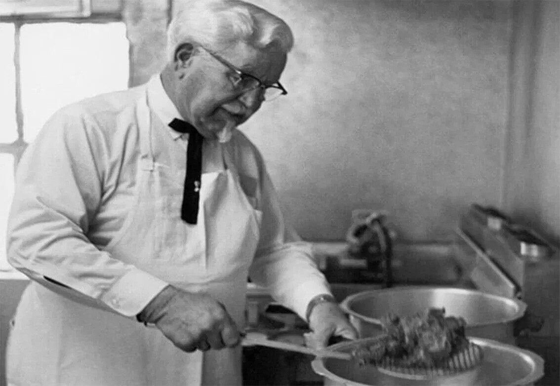 Собственный капитал: $18 млрд, основатель сети ресторанов быстрого питания Kentucky Fried Chicken - KFC 