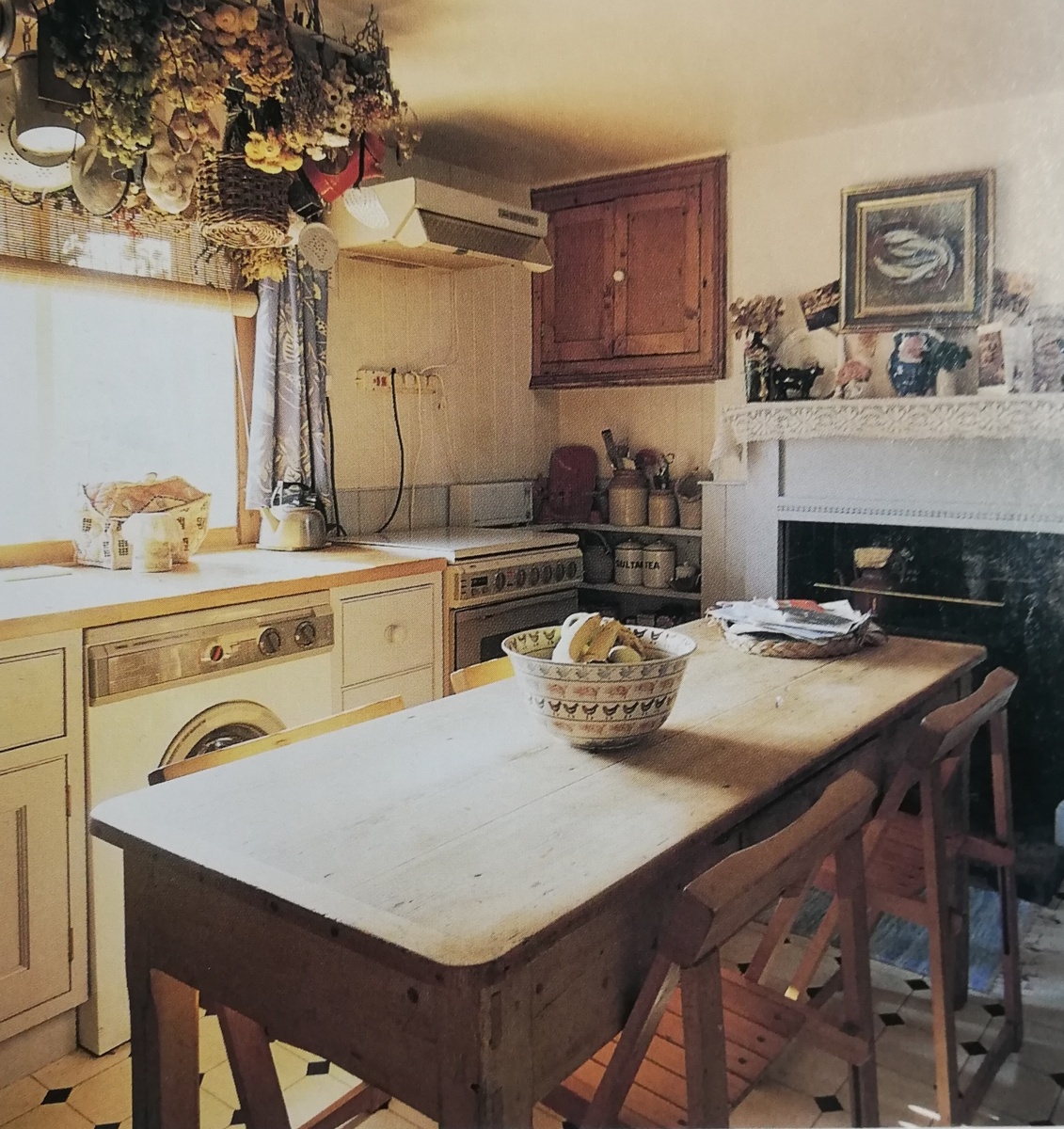 Надраено до блеска. Кухонные столы и рабочие поверхности, сделанные из сосны, должны быть чистыми, без пятен, чтобы на них можно было готовить пищу. Их можно очистить раствором аммиака.