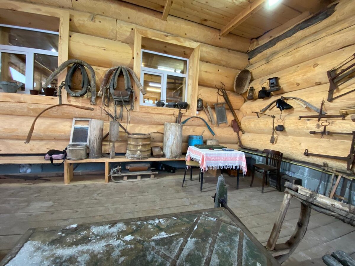 Рядом с крыльцом - выставка предметов деревенского быта.