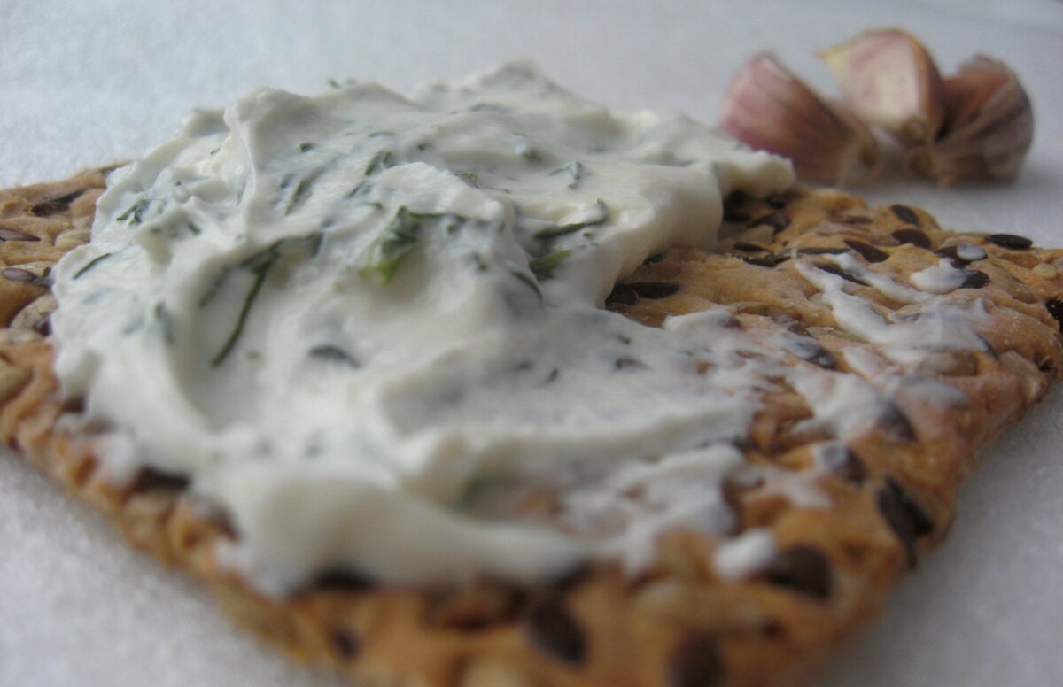 Творожная намазка прекрасно сочетается с сухим печеньем из слоеного теста, посыпанного семенами льна и подсолнечника.