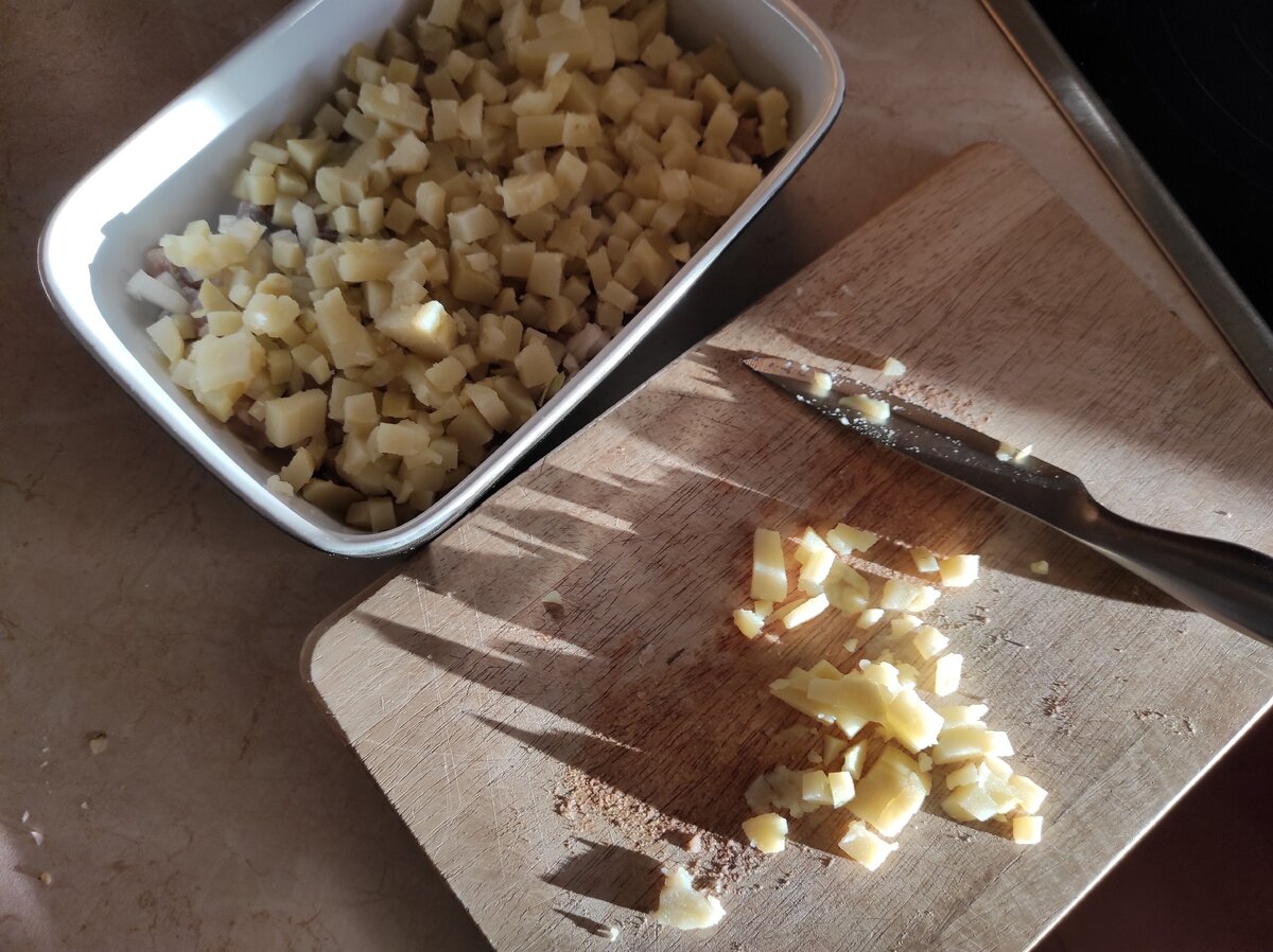 На снарезанную соленую сельдь добавляю нарезанный кубиками вареный картофель