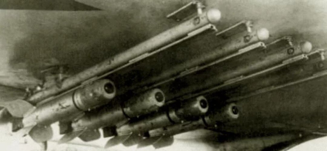 Реактивная пусковая установка РС, первый образец, монтируемый под крылом И-16. Фото в свободном доступе.