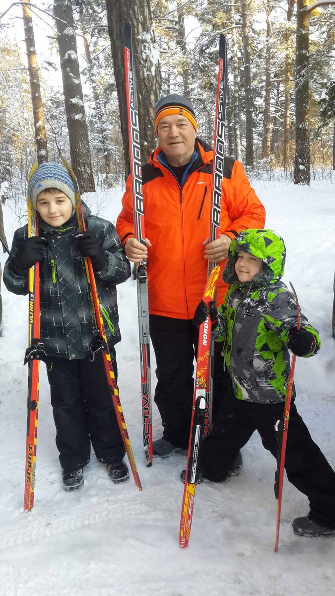 Дедушка и внуки)