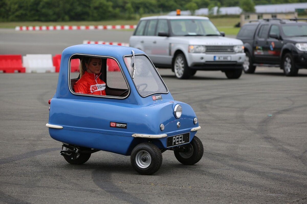 Сама небольшой. Машина Peel p50. Peel p50 (Англия). Трехколесный Peel p50. Peel p50 2021.