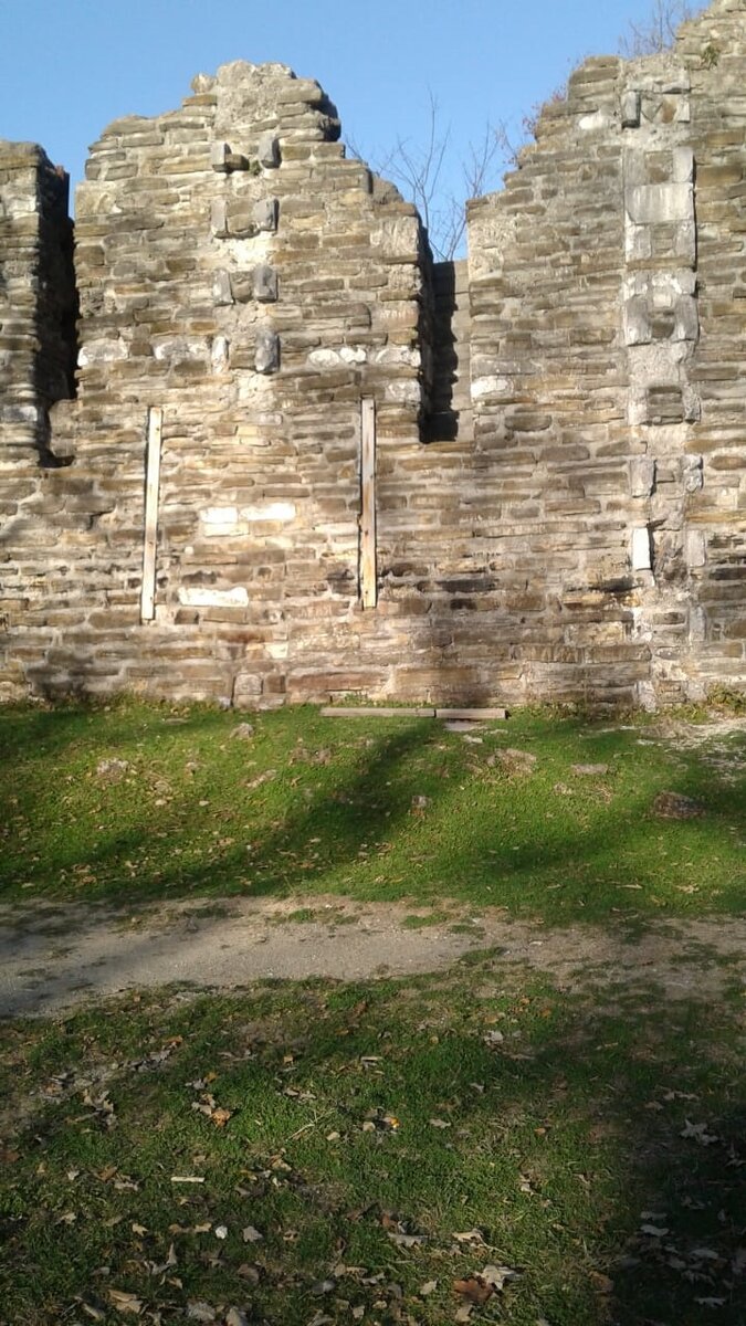 Да, остатки или развалины древнего храма в Лоо.