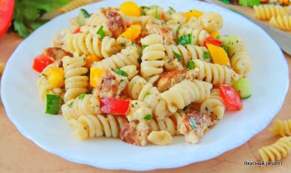 Салат из пасты с овощами и курицей