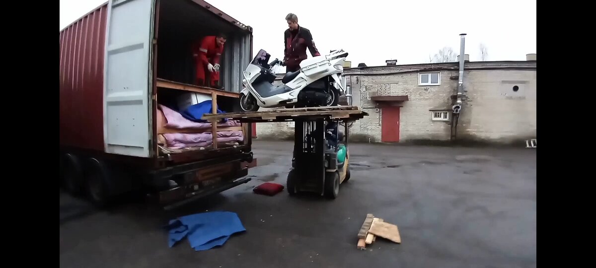 Мы наняли погрузчик, соорудили площадку для мотоциклов. 