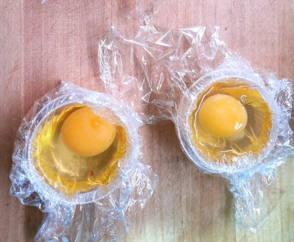 Следите, чтобы желток остался целым