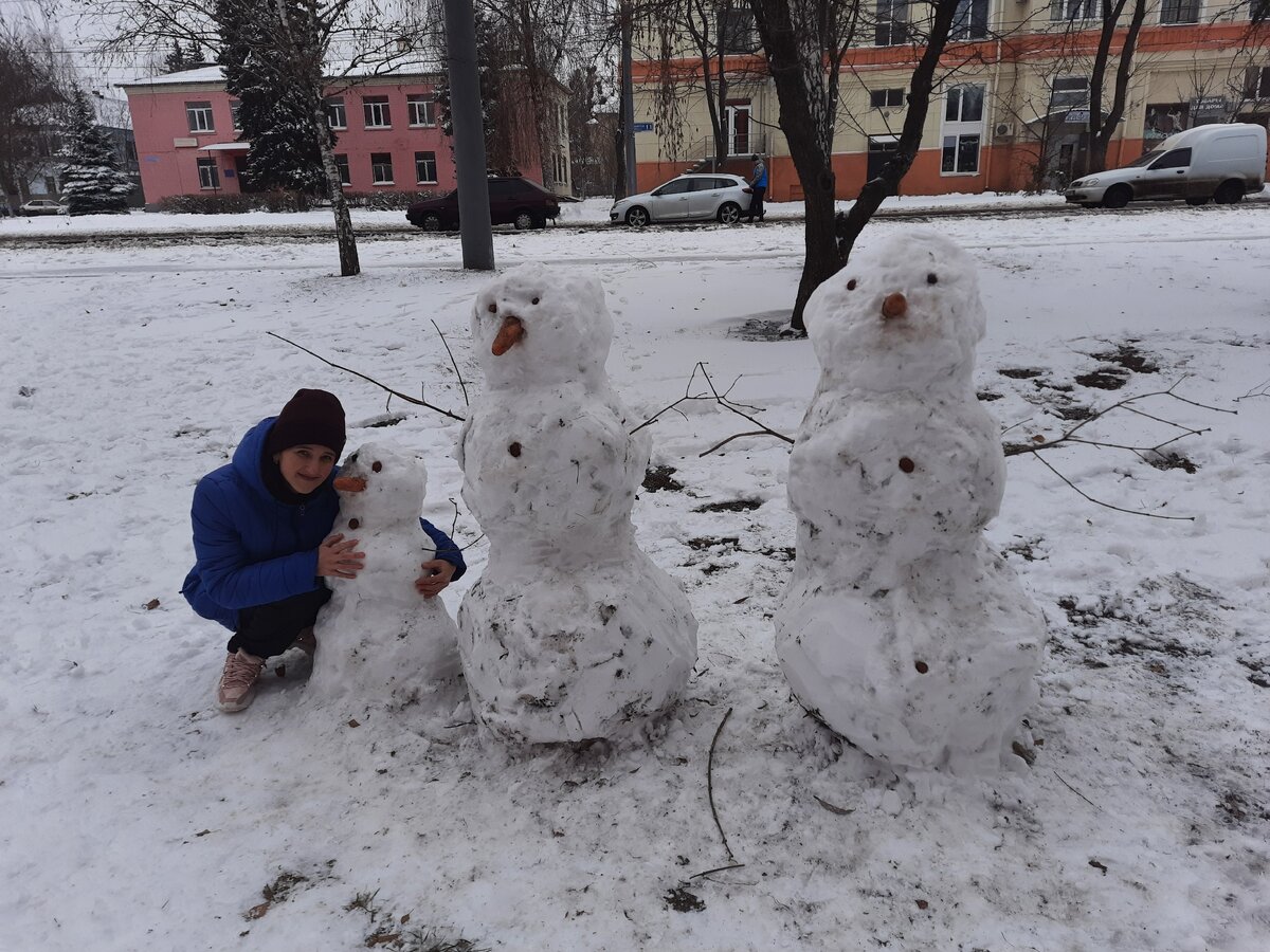 Прекрасные снеговики. Кому-то в мороз удалось слепить целую семью. 