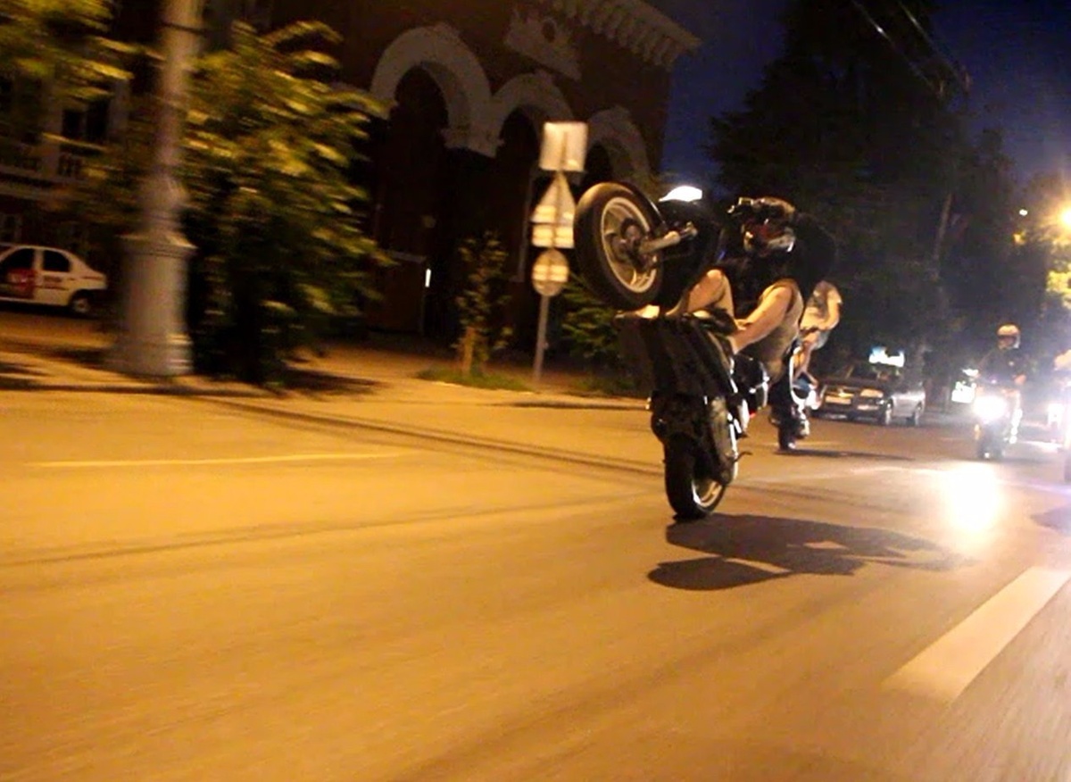 16-летний я крупным планом. Из экипа только шлем с перчатками. Не надо так.