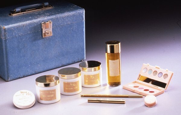 Набор косметики "Красота от Мэри Кэй" 1970-х годов. Фото с сайта www.marykay.com