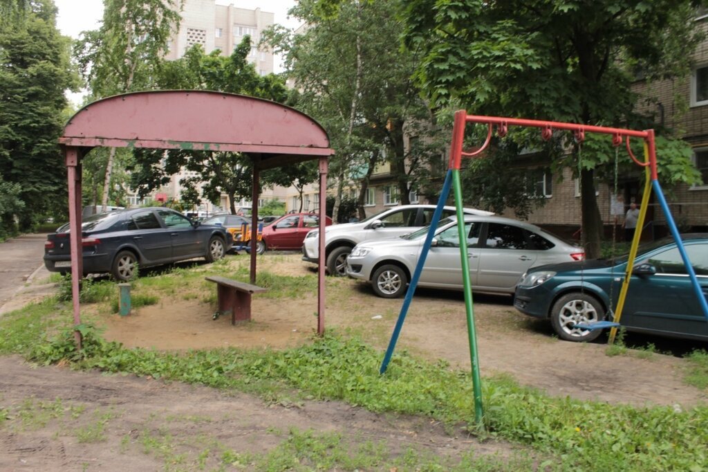Парковка машин на детской площадке в тамбовском дворике. Что думают местные  жители? | Съездить по Глобусу | Дзен