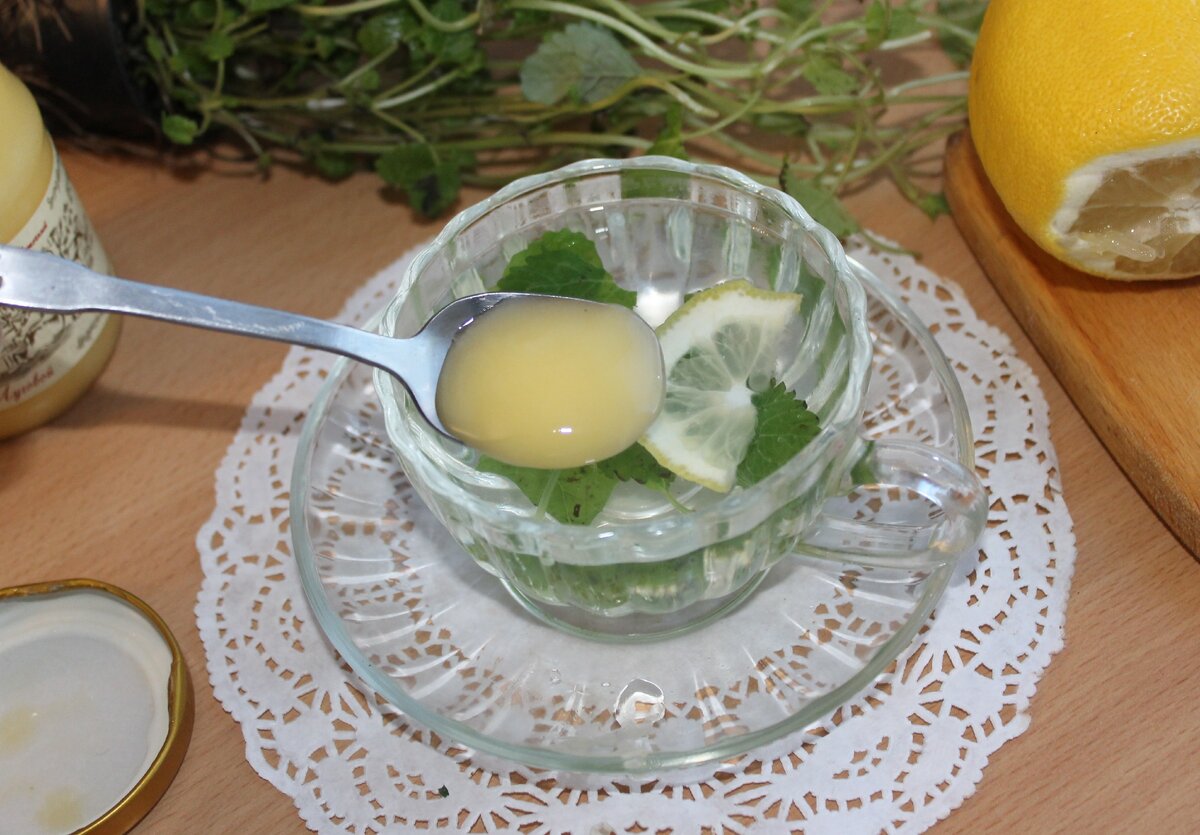 Чай с мелиссой, медом и лимоном - в коронавирус в самый раз! Рецепт приготовления
