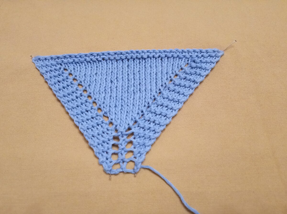 На маленьком уголке показаны все технологические особенности вязания шали с нижнего угла