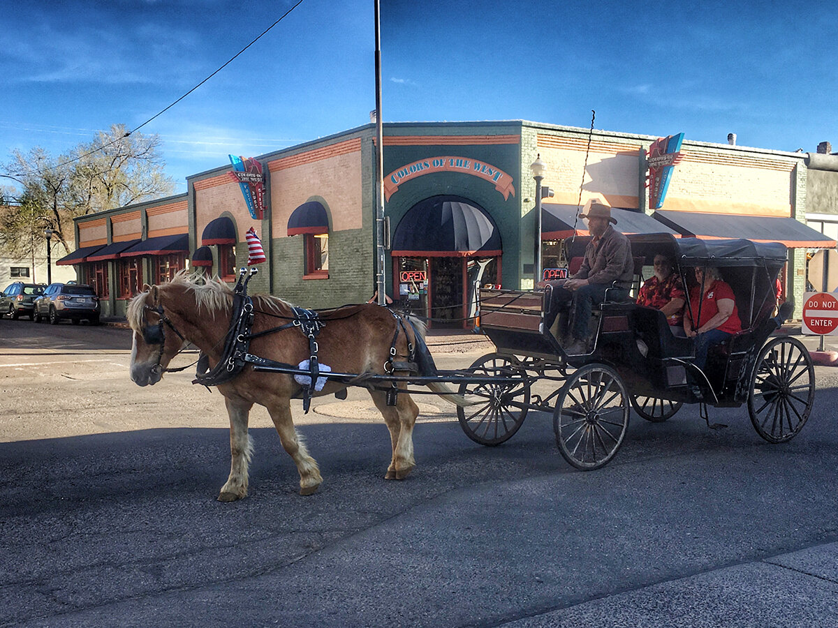 При въезде в Уильямс (Williams) мы встретили конный экипаж. Фото автора