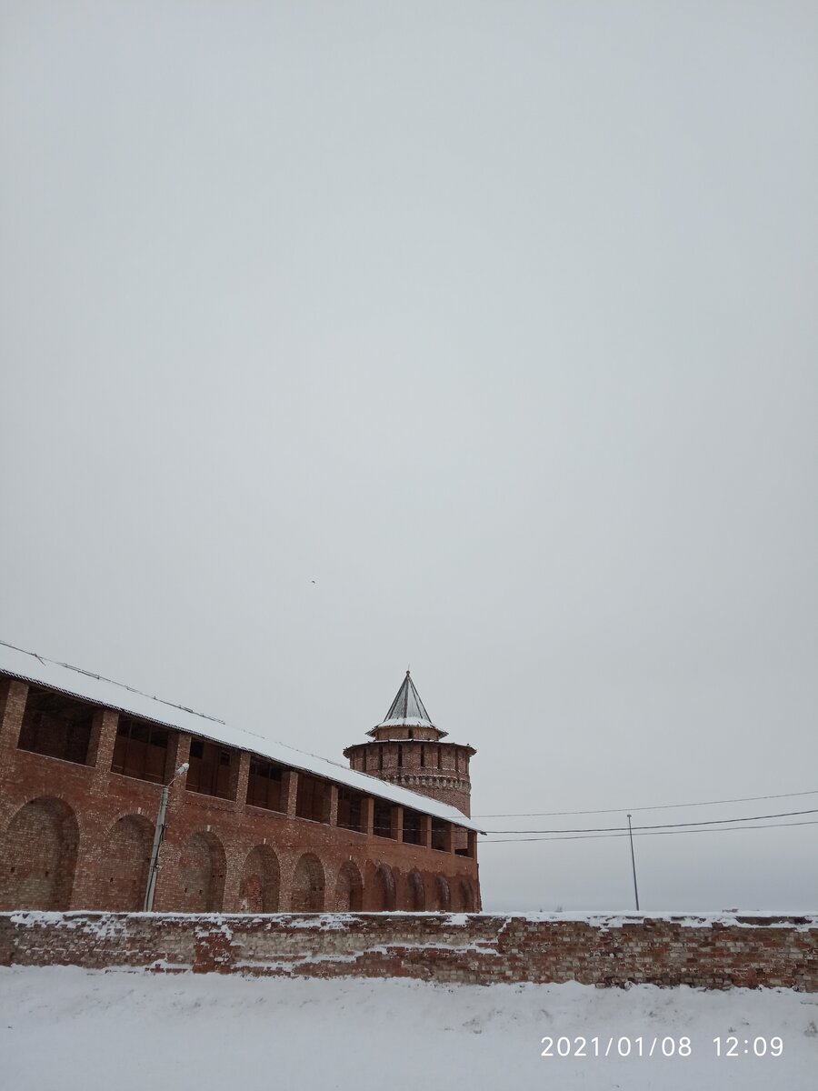 Кремлевская стена изнутри. Вид слева...