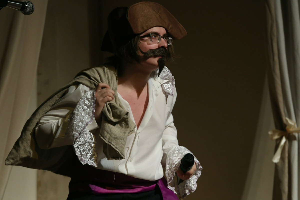 Святослав Трешин на сцене студенческого театра